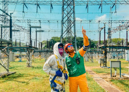 Sambut Idul Adha, PLN Pastikan Keandalan Listrik Dengan Penggantian Isolator di Malang