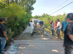 Wujudkan Kebutuhan Masyarakat, Pemdes Simpang Bangun Jalan Rabat Beton