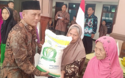 Penyaluran Bantuan Pangan di Desa Grinting, Tiap KPM Terima 10 Kg Beras