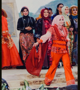 Berbalut Busana Tenun Betel Terbang, Ketua Dekranasda Nia Wayanti Ali Kuncoro Tampil Memukau di Ajang EJFH 2024