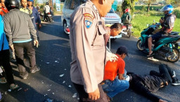 Terlalu Menikung saat Berbelok, Pemotor Tabrak Truk