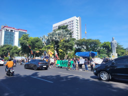 Tolak Relokasi ke Liponsos, Warga Eks Stren Kali Jagir Gelar Aksi Cor Kaki di Depan Grahadi