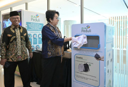 PLN Sediakan Mesin Penampung Botol Plastik dan Baju Bekas di Lingkungan Kantor