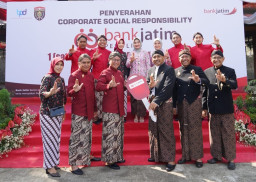 Bank Jatim Serahkan Satu Unit Mobil Pemadam Kebakaran ke Pemkab Ngawi