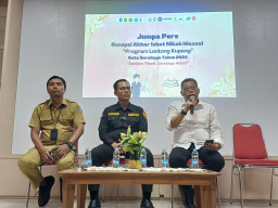 Pemkot Gelar Resepsi Akbar Isbat Nikah Massal, 330 Pasangan Dikirab dari Alun-Alun Surabaya