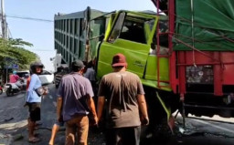 Truk Gandeng dan Truk Tronton Adu Moncong