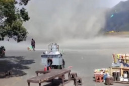 Wisatawan Terpukau Fenomena Tornado 'Dust Devil' di Lautan Pasir Gunung Bromo