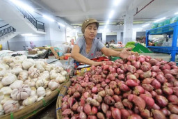 Cabai Rawit Melejit, Bawang Merah Merosot di Pasar Legi Ponorogo