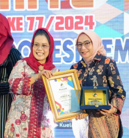 Kepala Diskopukmperindag Kota Mojokerto Raih Penghargaan Pembina Koperasi Andalan