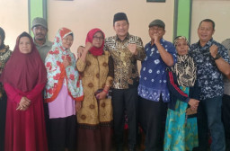 Tekan Inflasi, Pemkab Salurkan Bantuan Pangan Beras di Desa Kludan Sidoarjo