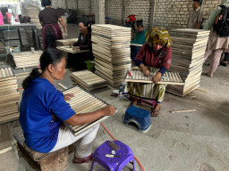 Tingkatkan UMKM Pengrajin Furniture, PLN Salurkan TJSL Untuk Operasional Pekerjaan