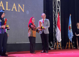 Sukses Perkuat Peran Koperasi, Pj Wali Kota Ali Kuncoro Raih Penghargaan Pembina Koperasi Andalan 2024