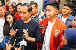 Jokowi, Ikuti Kaesang "Tonjok" Sekjen PKS