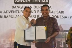 Pemkot Surabaya Terima Bantuan Dermaga Perahu dari PLBI