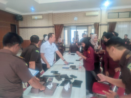 Perangi Judi Online, Kejari Situbondo Cek Hp Pegawai