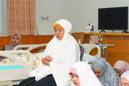 Khofifah Bagi Momen Pengajian Malam Tahun Baru Islam 1446 H di RSU dr Soetomo