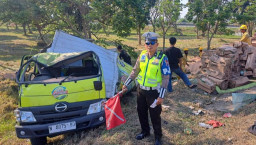 Truk Terguling di Median Tol Jombang