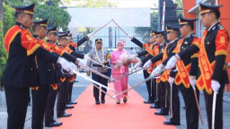 Tradisi Pedang Pora Sambut Kapolres Gresik Baru