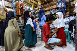 Pasar Kota Bojonegoro Diserbu Pengunjung, Seragam Sekolah Laris Manis