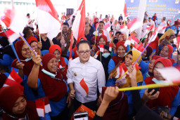 Pj Gubernur Adhy Salurkan BLT DBHCHT Kepada 4.209 Buruh Pabrik Rokok Wilayah Surabaya