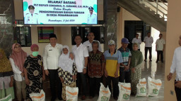 Ringankan Beban Warga, Plt Bupati Sidoarjo Salurkan Bansos Beras di Desa Penambangan