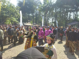 Bupati Blitar Lakukan Larung Sesaji di Pantai Serang