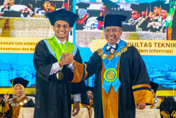 Punggawa Timnas Rachmat Irianto Sandang Gelar Sarjana dari Unesa