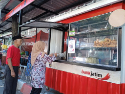 Makan Enak di Pinggir Jalan Surabaya? Bayarnya Bisa Pakai HP!