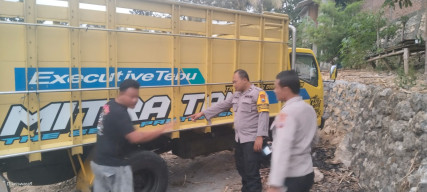 Berbenturan dengan Truk, Pemotor Tewas