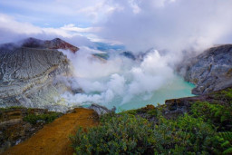 Gunung Ijen Berstatus Waspada, Puluhan Wisatawan Gagal Mendaki