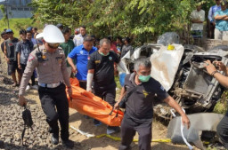 Minibus Tertabrak KA Kargo, Sopir Tewas