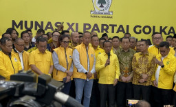Bahlil Daftar Caketum Golkar Didampingi Sarmuji dan Ratusan Kader AMPI
