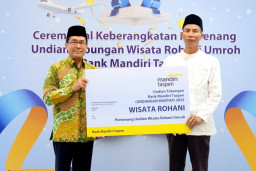 Bank Mandiri Taspen Berangkatkan 8 Pasangan Nasabah Pemenang Umroh