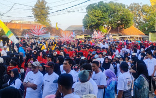 Ikut Jalan Sehat Pemdes Sembayat, Penjual Pentol Dapat Hadiah Kulkas