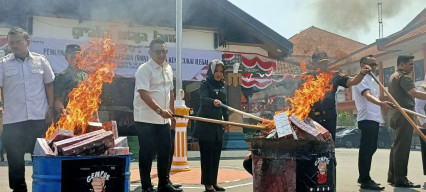 Bupati Ikfina dan Bea Cukai Musnahkan Barang Bukti Rokok Ilegal Senilai Rp 14,5 Miliar