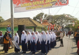 Semarakkan HUT RI ke-79, Camat Jabon Berangkatkan 77 Regu Peserta Gerak Jalan