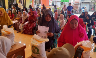 Tingkatkan Ketahanan Pangan, Pemdes Kedinding Bagikan Bansos Beras