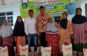 Kunjungi Desa Sebani, Subandi Salurkan Bansos Beras ke Ratusan Warga