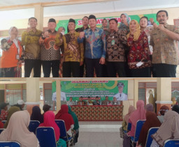 Pemkab Sidoarjo Bagikan Bantuan Beras ke 246 KPM di Desa Cangkring Turi