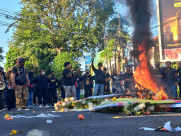 Bakar Karangan Bunga, Warnai Aksi Demo Kawal Putusan MK di Lamongan