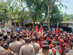 Pelantikan 50 Anggota Dewan Lamongan Disambut Aksi Unjuk Rasa Mahasiswa