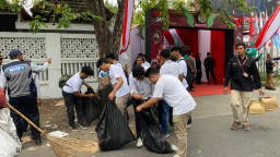 Usai Kawal Pasangan Khofifah - Emil, Relawan KIP Muda Bersihkan Sampah Paska Pendaftaran di KPU Jatim