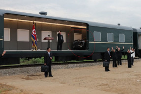 Tuai Kontroversi, Kim Jong-un Terciduk Pakai Mercedes-Maybach Terbaru