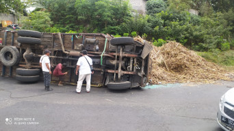 Truk Muat Tebu Terguling, Lalin Macet hampir 3 Jam