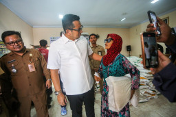 Pj Wali Kota Mojokerto Tinjau Penyaluran Bantuan Pangan Cadangan Beras Pemerintah