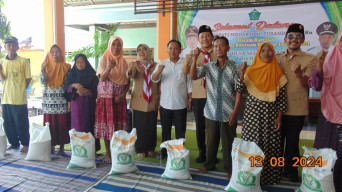 Kunjungi Desa Segodobancang, Subandi Salurkan Bansos Beras pada Ratusan Warga