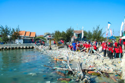 Aksi Bersih-bersih Pantau, Warnai HUT Lingkungan Hidup di Lamongan