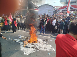 Pelantikan Anggota DPRD Kota Blitar Dihiasi dengan Unjuk Rasa