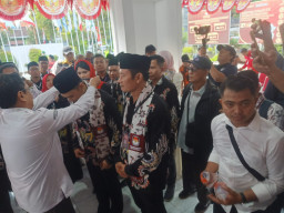 Kompak Pakai Batik, Ketua Parpol Koalisi Antarkan Yes-Dirham Daftar ke KPU Lamongan