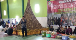 Tumpeng Raksasa 2.500 Ikan Bandeng Bakar Warnai Sedekah Bumi Desa Tambak Beras